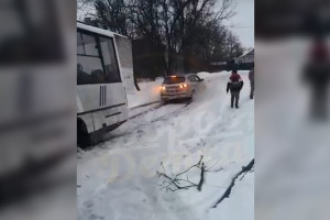 Во Владимирской области водитель вытащил автобус из снежного плена