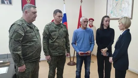 Во Владимирской области семье погибшего в зоне СВО сержанта вручили награду 