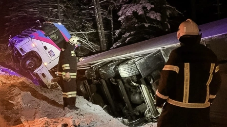 В Камешковском районе водителя зажало в завалившейся на бок фуре
