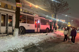 Во Владимире на заснеженной улице произошли сразу три аварии