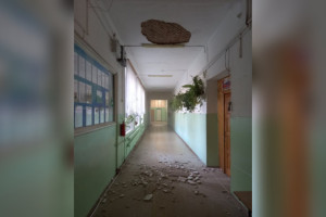 Прокуратура начала проверку после падения штукатурки на ребенка в школе Лакинска