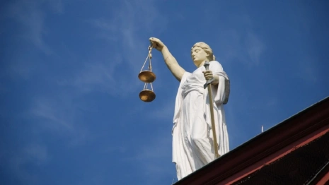 Жительницу Владимира оштрафовали за антивоенный плакат на забеге Дедов Морозов