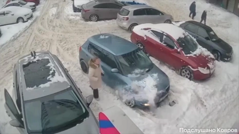 Глыба снега едва не рухнула на голову женщины в Коврове