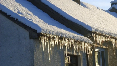 Во Владимирской области упавший с крыши снег сломал позвоночник прохожей