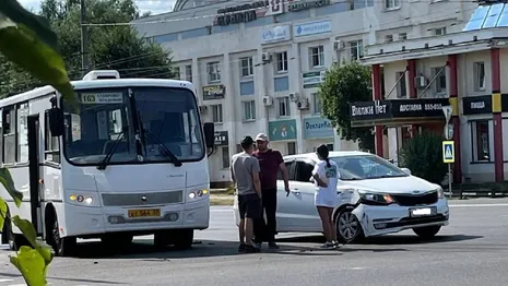 Во Владимире столкнулись автобус и легковушка