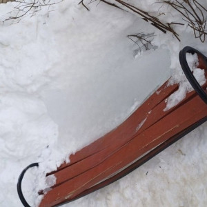 Во Владимире глыба льда рухнула на лавку около дома