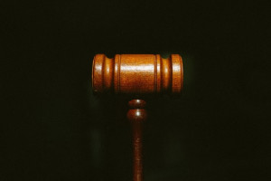 Во Владимире предприниматель избежал срока за выпавшего из окна каменщика