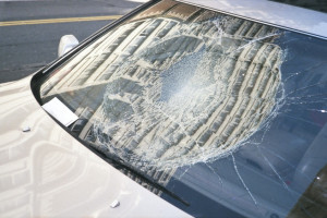 Под Александровом Kia влетела в дорожный знак и опрокинулась