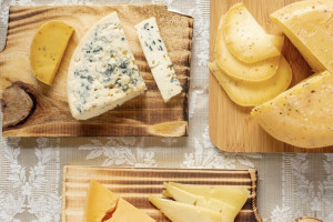 С прилавков владимирских магазинов могут исчезнуть сыры бри и камамбер