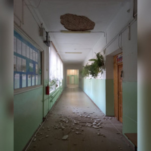 Прокуратура начала проверку после падения штукатурки на ребенка в школе Лакинска