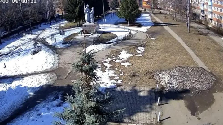 В Карабаново пьяная женщина выбросила мусор в Вечный огонь