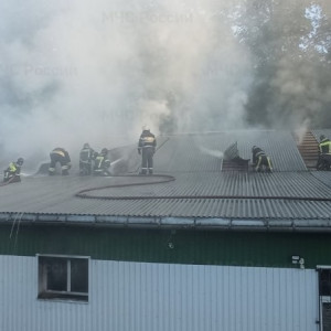 В Вязниках мощный пожар охватил производство