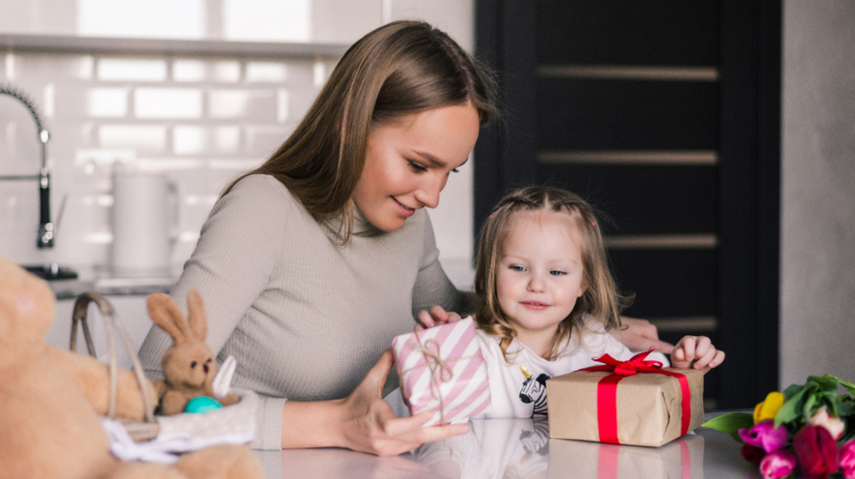 Pretty mother. - Что помогает делать маме эта девочка?. Present for mom.