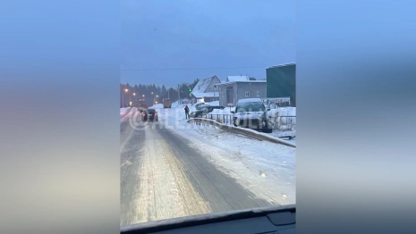 Под Александровом машину вынесло с трассы за отбойник