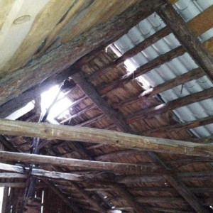 В Кольчугинском районе прокуратура потребовала отремонтировать дом с протекающий крышей