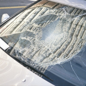 Под Александровом Kia влетела в дорожный знак и опрокинулась