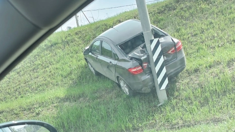 Во Владимире у НИКТИДа машина «вскарабкалась» на склон