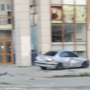 Иномарка врезалась в здание в центре Владимира