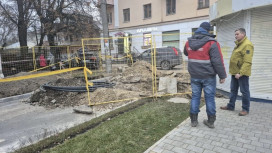 У Вокзального спуска во Владимире пробили трубу во время установки фонарей