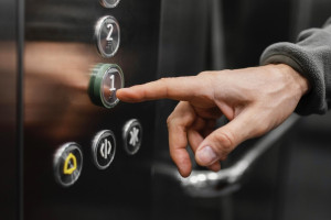 Владимирские чиновники намерены наказать подрядчика за срыв замены лифтов