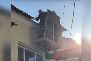 Коммунальщики починили обвалившуюся кровлю дома в центре Владимира 