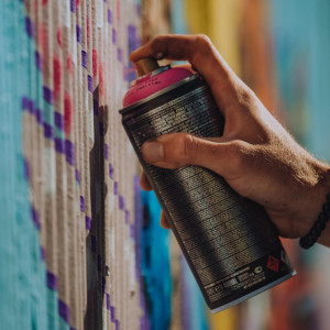 Уличного художника осудили за пацифистское граффити во Владимире