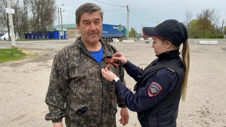 В Гороховце полицейские раздали георгиевские ленты водителям и пешеходам