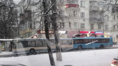 Очевидцы рассказали о столкновении автобусов во Владимире