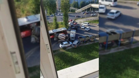 Бетономешалка снесла 3 машины у НИКТИДа во Владимире