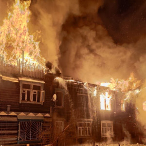 В Струнино загорелся 2-этажный деревянный дом