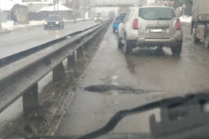 Водителей вновь ужаснуло состояние трассы М-7 Волга в Покрове