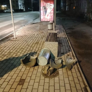 Четверо вандалов разгромили урну на Чайковского во Владимире