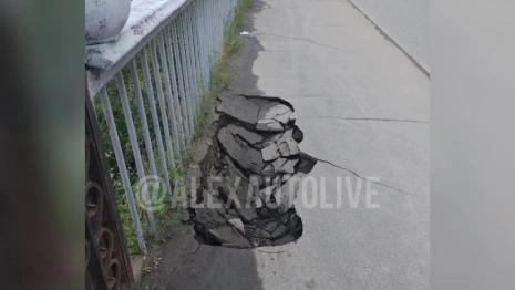 В Александрове на мосту провалился асфальт
