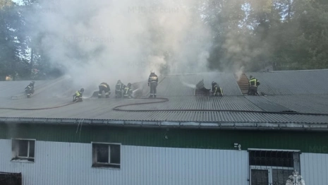 В Вязниках мощный пожар охватил производство