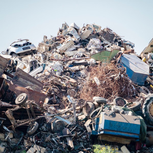 Во Владимирской области рядом с кладбищем нашли огромную свалку