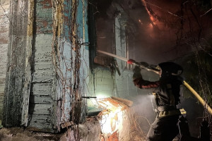 Во Владимире мощный пожар уничтожил заброшенный деревянный дом