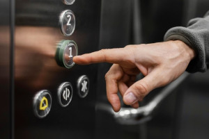 Во Владимирской области из 500 лифтов в многоэтажках обновили только 208