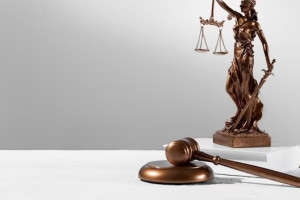 Жителя Владимира осудили за оскорбление прокурора и избиение полицейского