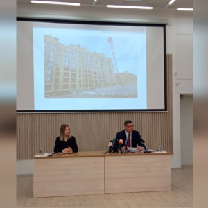 У дома с лишними этажами в Коммунаре поставили башенный кран