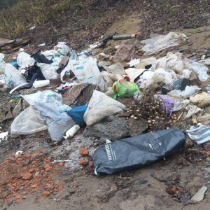 В Александрове плотину завалили мусором