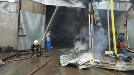 В Муроме мощный пожар охватил автосервис