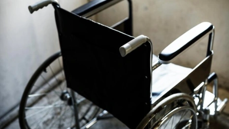 В Александрове колясочника оставили без пандуса в подъезде