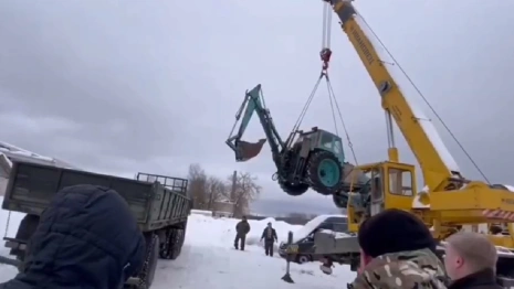 Владимирская область передала в зону СВО экскаватор и топливные брикеты