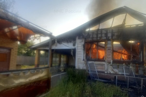 Во Владимирской области мощный пожар охватил частный дом и гараж