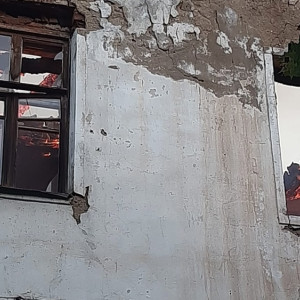 Во Владимирской области крупный пожар охватил заброшенный дом