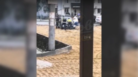 Во Владимирской области сотрудники ДПС вытолкали увязшую в песке машину
