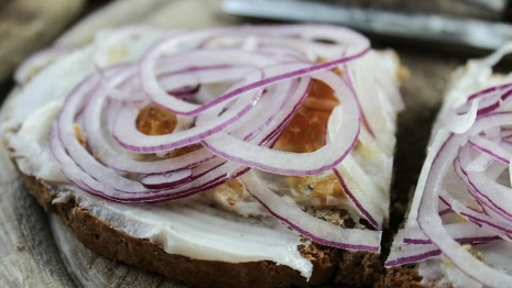 Диетолог рассказала об опасности сала