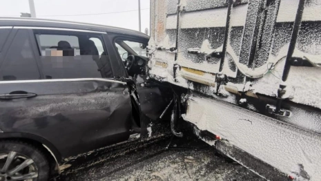 Во Владимирской области BMW с детьми в салоне зажало между отбойником и фурой