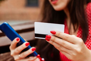 В Муроме женщина похитила более полумиллиона рублей с карты друга мужа