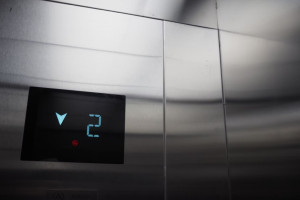 Власти рассказали о проблеме с заменой лифтов во Владимире